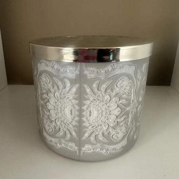 White Barn Cozy Flannel & Vanilla - NWT - 3 Wick - 14.5 oz - Picture 3 of 5